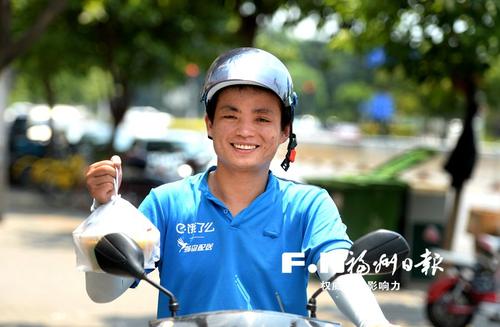 致敬高温下的劳动者 警花头顶烈日排堵保畅(图)