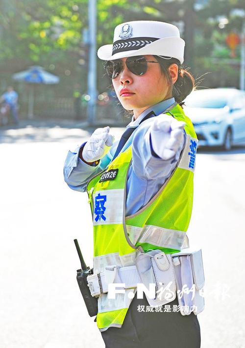 致敬高温下的劳动者 警花头顶烈日排堵保畅(图)
