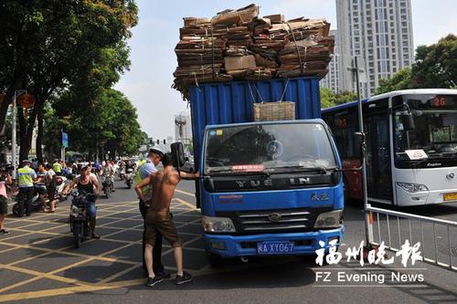交警整治逆行电动车见效 加大对机动车违法处罚力度