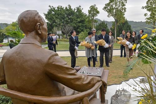 棋圣吴清源昨日归葬故里 爱女手捧灵盒高徒林海峰培土