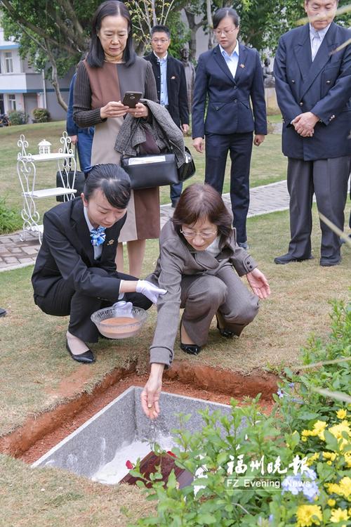 棋圣吴清源昨日归葬故里 爱女手捧灵盒高徒林海峰培土