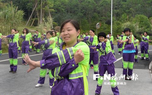 福州环卫工跳起缓解操 由健身教练量身定制(视频)
