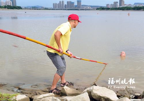 闽江上的“生命守护者”：9年服务超3万小时 水上救起30多人