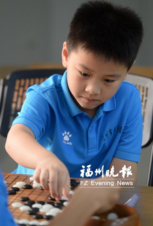 8岁考上围棋界的“北大清华” 小小少年乐在棋中