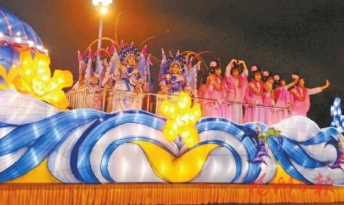 福州首个大规模花车巡游亮相 百万人共度狂欢夜
