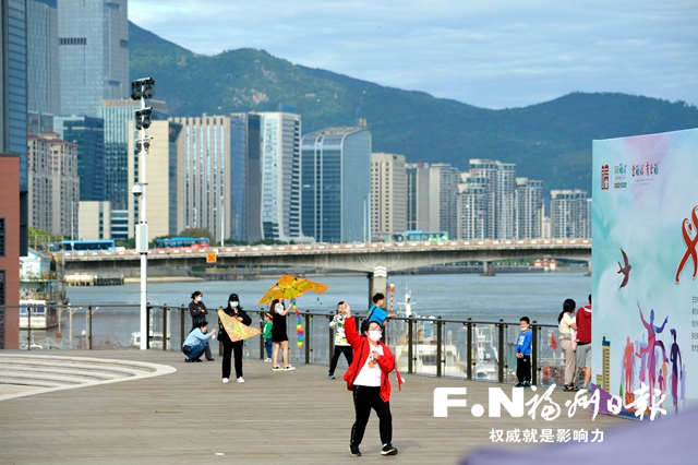 “五一”假期 两江四岸景观带受热捧