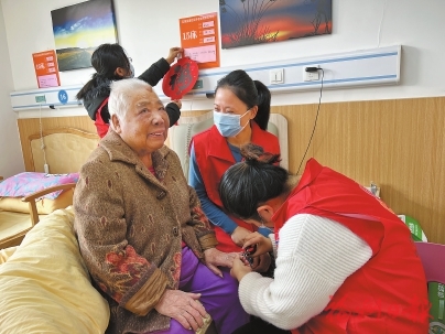 巾帼志愿者关爱“一老一小”