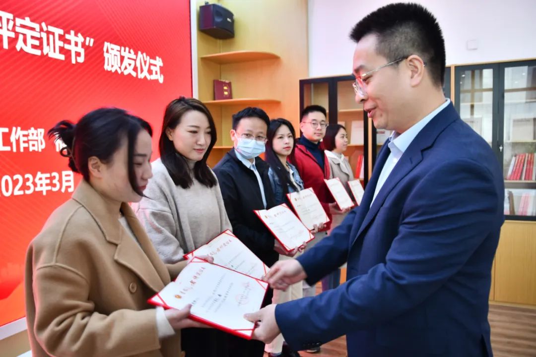 三月，和我们一起学雷锋！