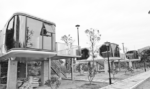荒地上建起“太空舱”