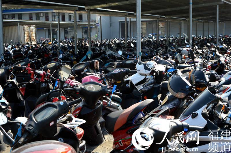 福州超标电动车开200元罚单 暂扣车辆已无处堆放