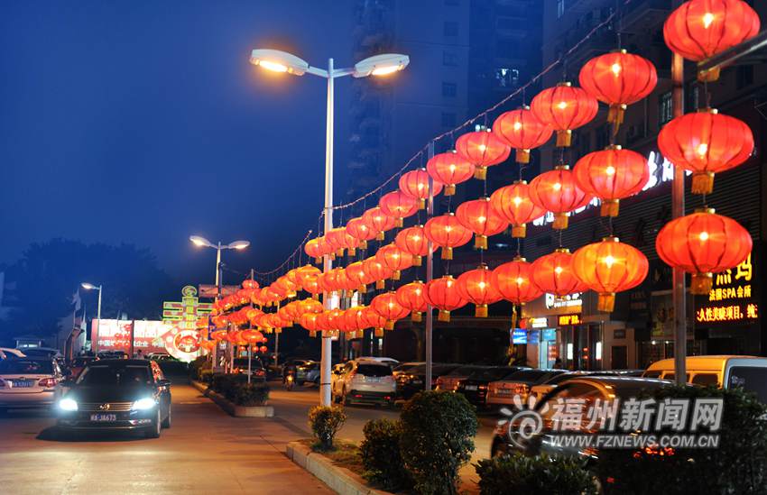 春节临近浓浓年味扑面而来 路边灯柱挂满红灯笼