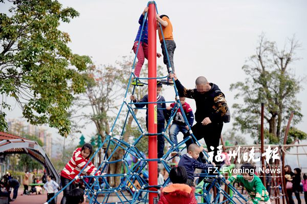 常有成年人和兒童一起攀爬遊樂繩網設施,存