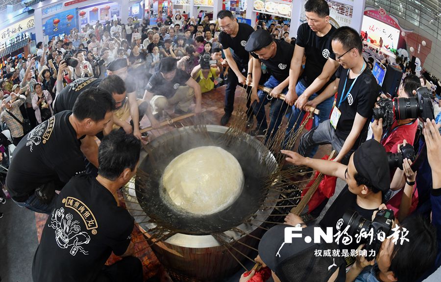 吃完一颗278公斤鱼丸要多久?渔博会现场众人给出的答案是2小时